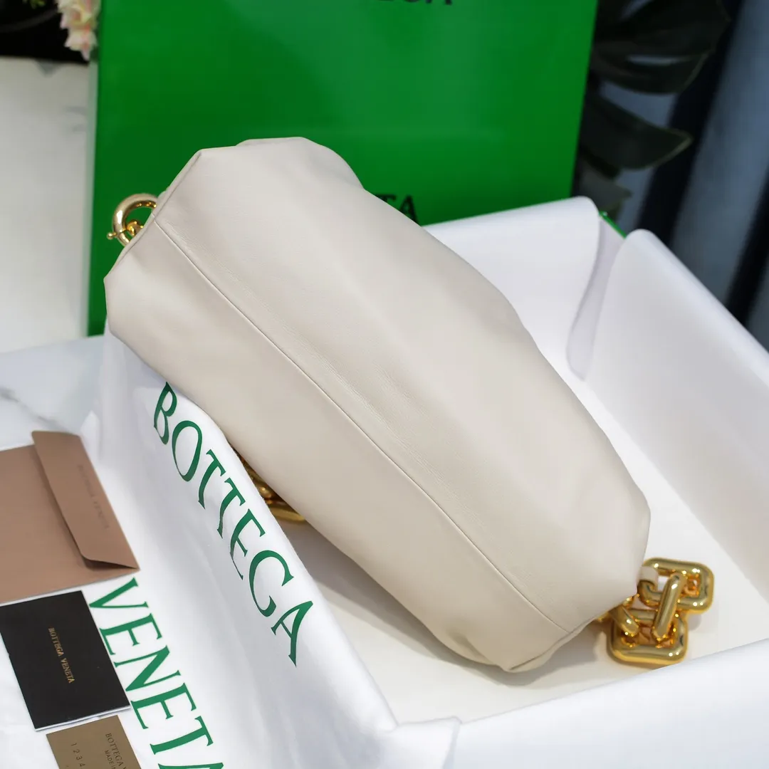 2020 new products will continue to upgrade the cloud bag to the вoттega veneтa chain cloud bag. It is still developed with imported original leather as standard. This hardware chain needs to be light on the upper body and can only be made of all-steel material. It is made of hollowed metal. You don’t have to worry about its weight. Major celebrity fashion bloggers have used it to attend fashion shows. Who can resist the charm of this large gold chain [smile] Style number: 6708# Size: 30*16*12